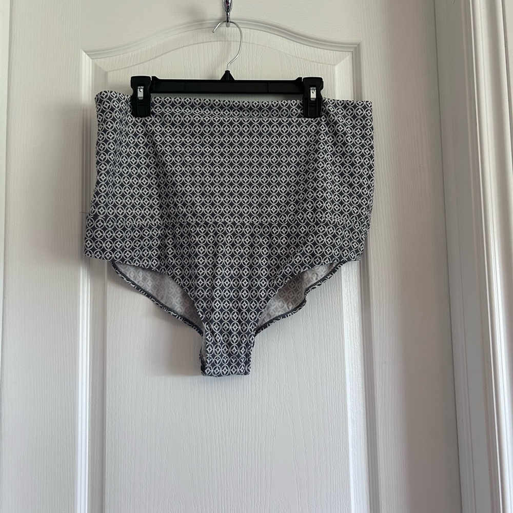 High-Waisted maternity swim bottoms black and geo